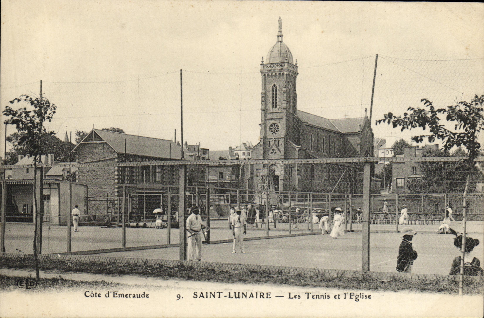 Saint-Lunaire — Les Tennis et l'Église — Côte d'Émeraude