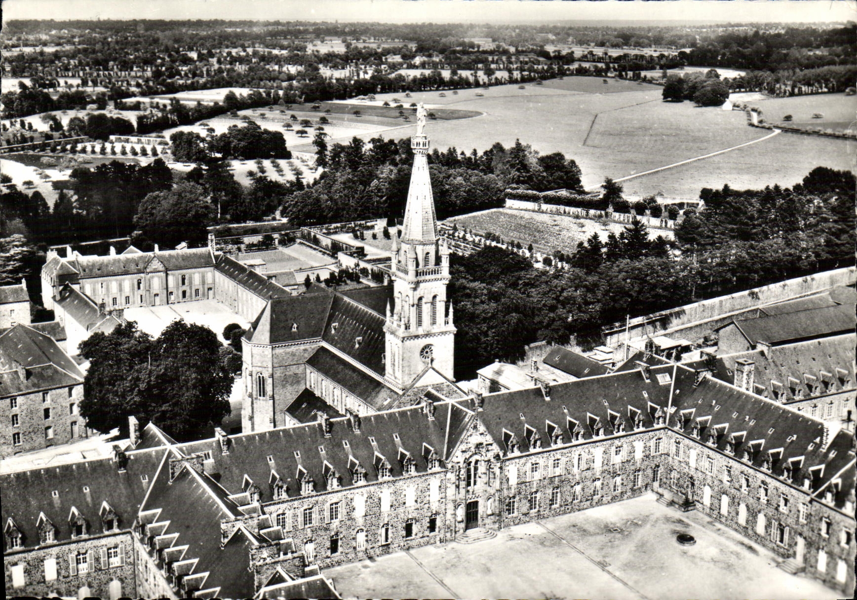 Saint-Pern (Ille-et-Vilaine) — Noviciat des petites Sœurs des pauvres — Édition Lapie