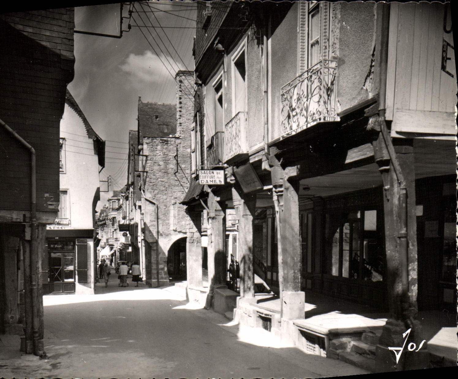 Vitre (Ille-et-Vilaine) — rue Poterie avec ses vieilles maisons à étages saillants sur porches — Éditions d'Art JOS, Châteaulin