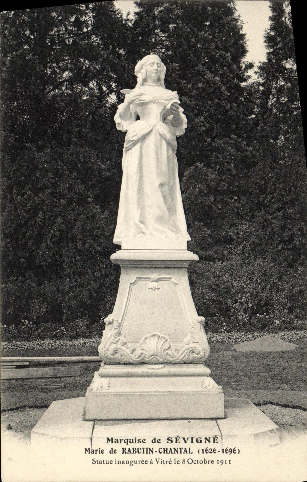 Statue de la Marquise de Sévigné à Vitré — inaugurée le 8 octobre 1911