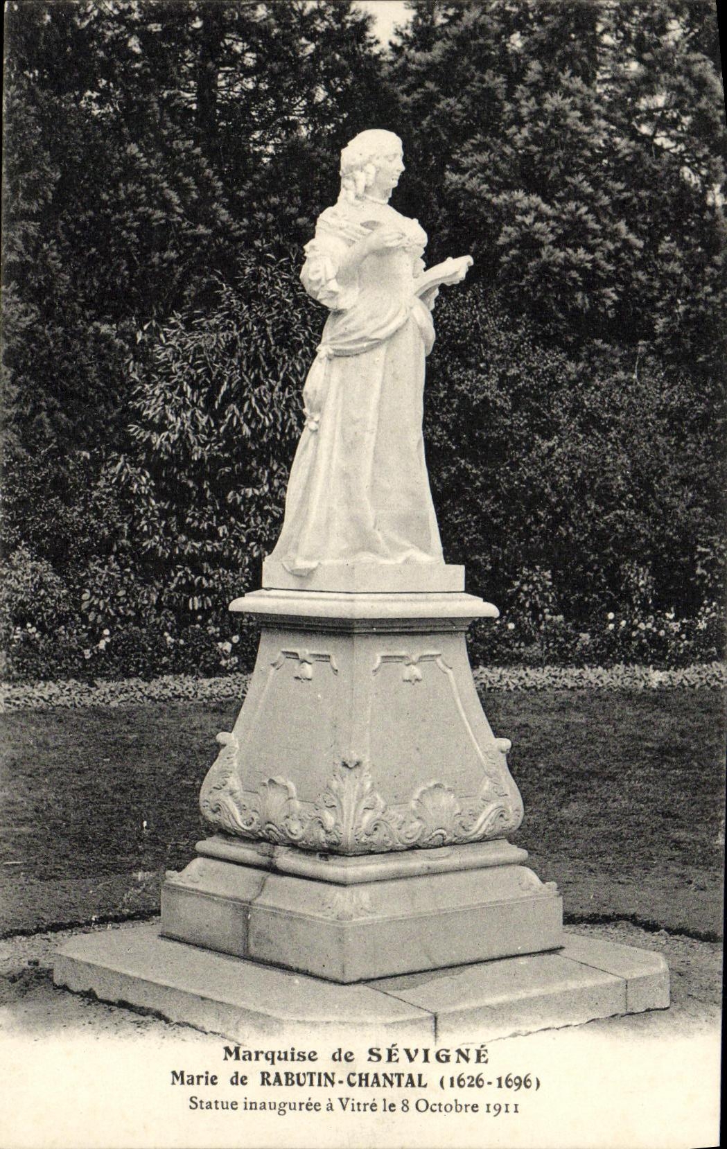 Statue de la Marquise de Sévigné à Vitré — inaugurée le 8 octobre 1911