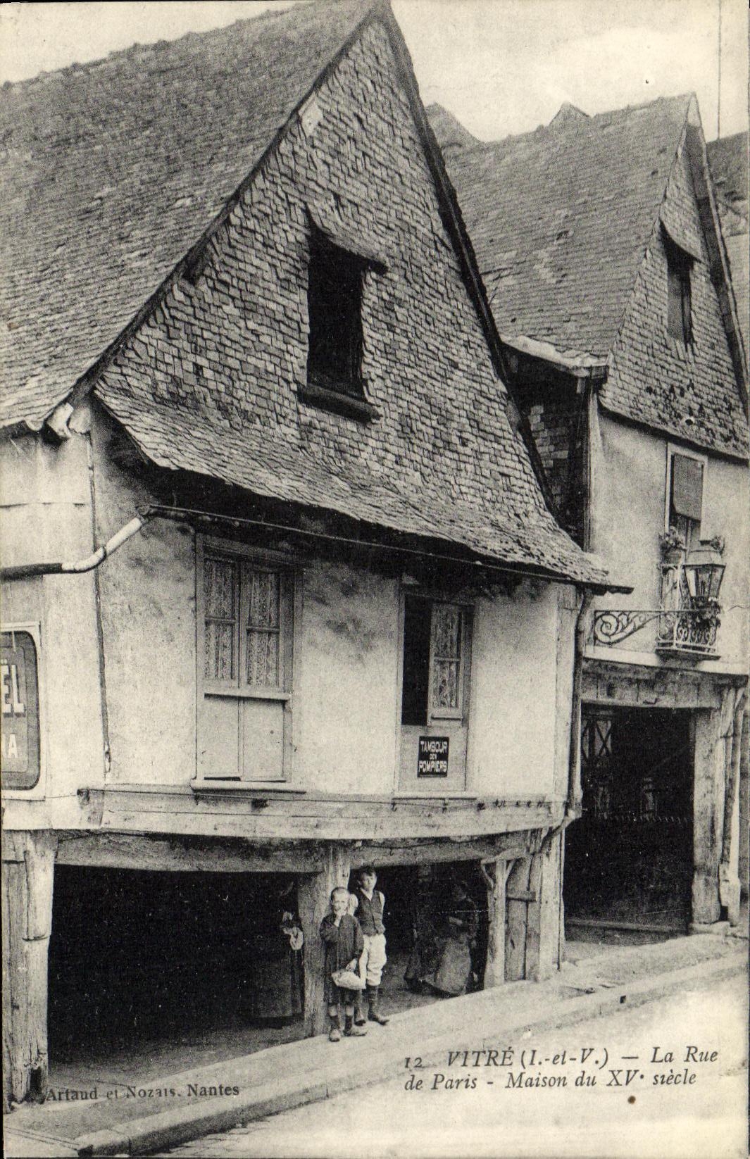 VITRÉ (Il-et-V.) — La Rue de Paris — Maison du XVᵉ siècle