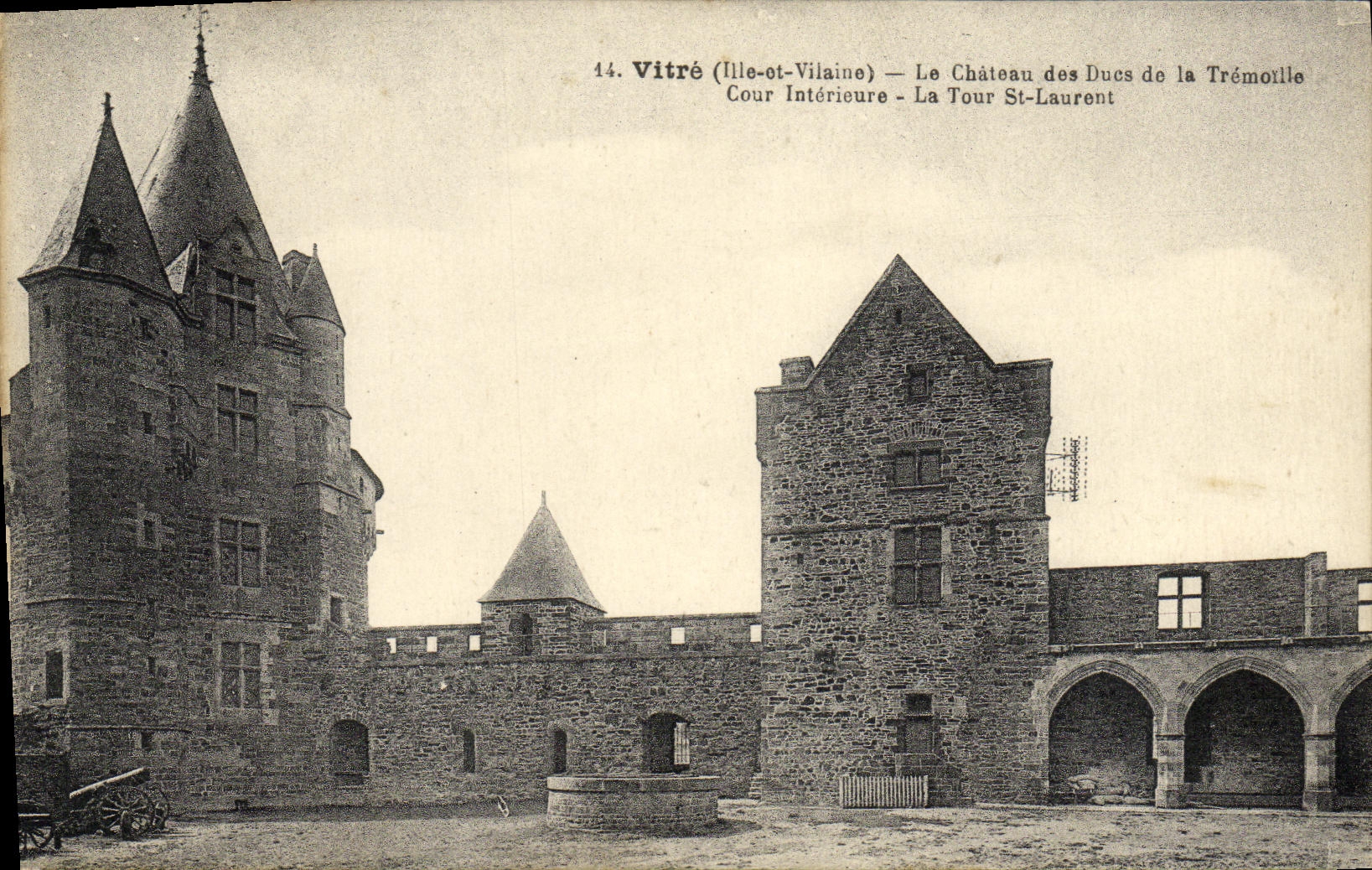 Vitré (Ille-et-Vilaine) — Le Château des Ducs de la Trémoille — Cour Intérieure - La Tour St-Laurent