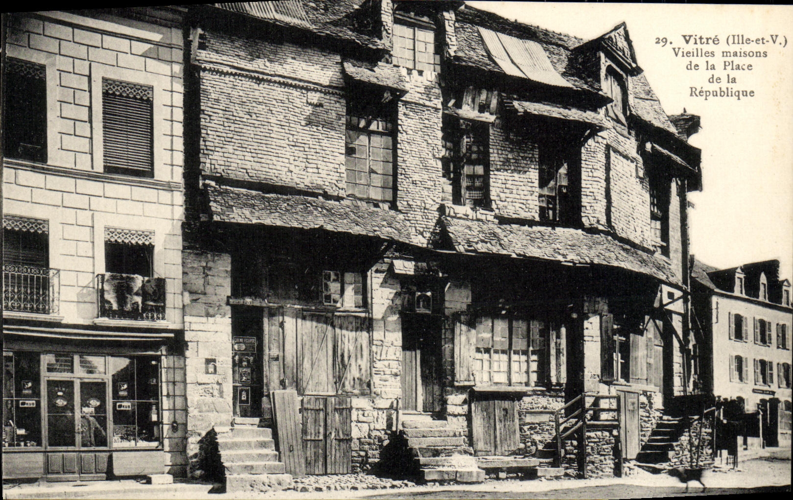Vitré (Ille-et-Vil) — Vieilles maisons de la Place de la République — n°29