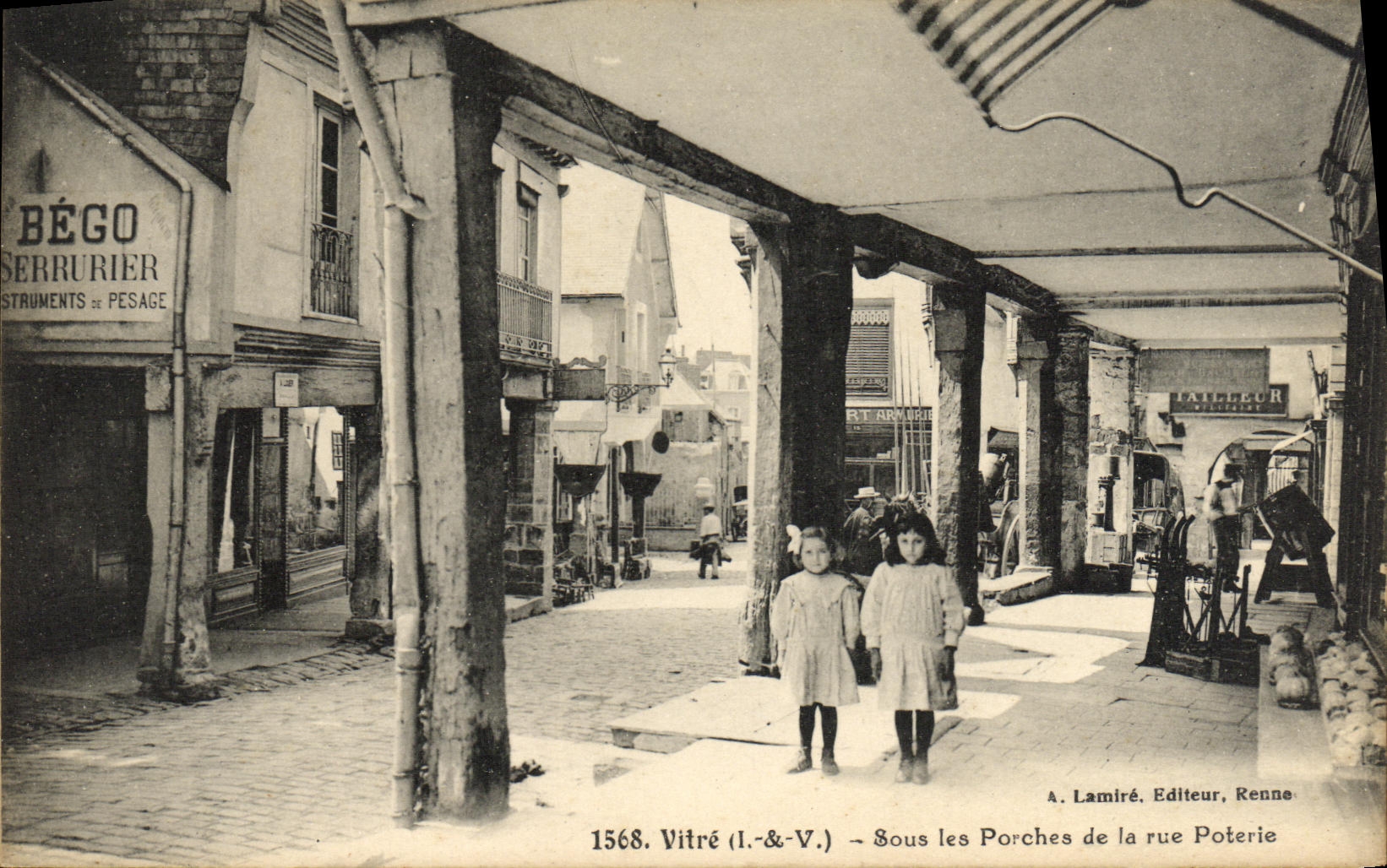 Vitré (Il.-&-V.) — Sous les Porches de la rue Poterie — A. Lamiré, Editeur, Rennes