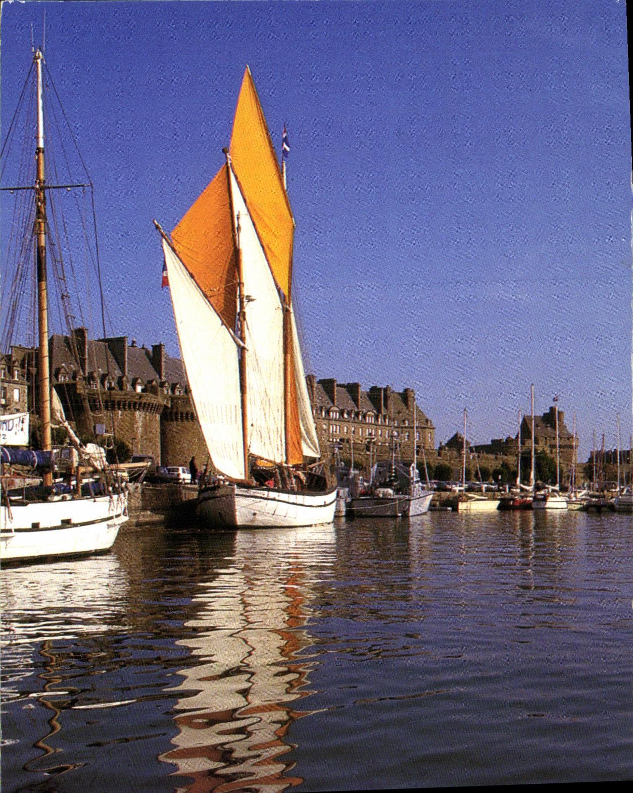 Saint-Malo — Le port de Vauban avec l'« Etoile Molène » — Éditions d'Art Le Daouin N° 121