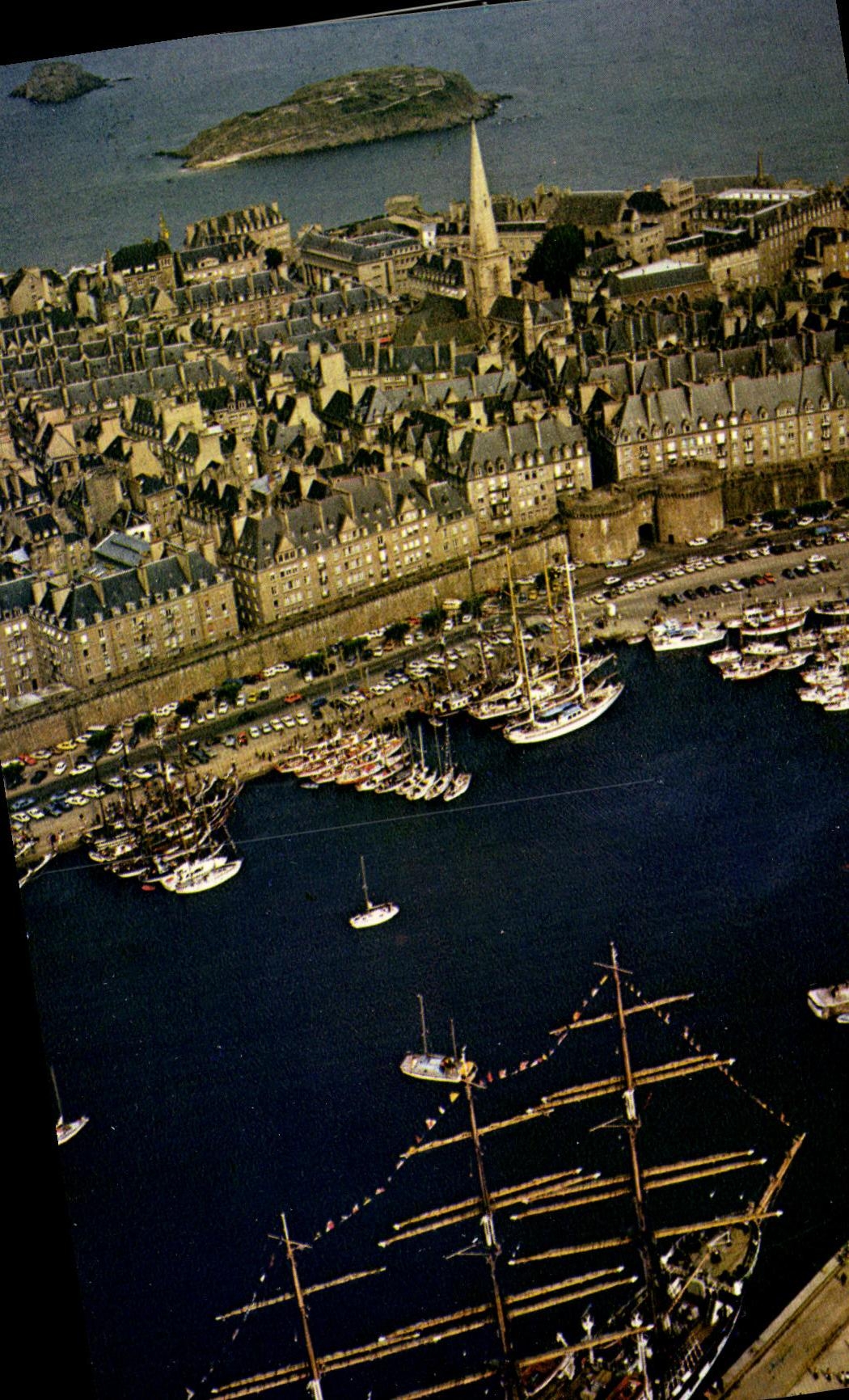 Saint-Malo — Vue aérienne des bassins avec grands voiliers — Éditions d'Art Iris Jos