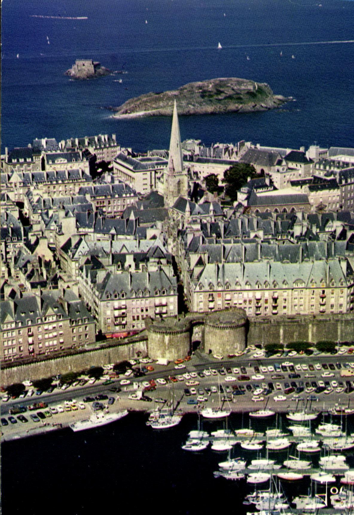 Saint-Malo — Vue générale sur le port, le Grand Bé et le Petit Bé — Éditions d'Art JOS