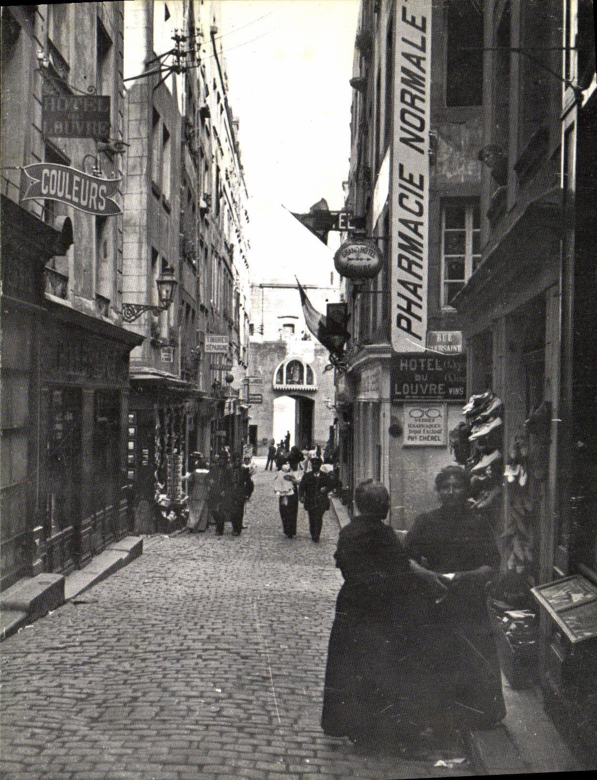Saint-Malo - Cité Corsaire — La Grande Rue vue vers la Grande Porte — Cliché Leréec F. (1905)