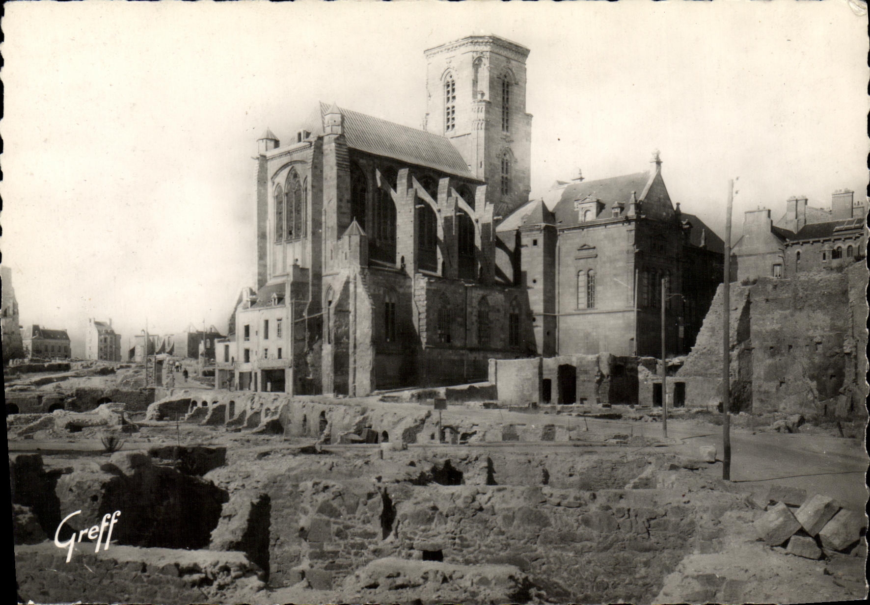 Saint-Malo en ruines — La Cathédrale et la rue Poreon — Édition Greff