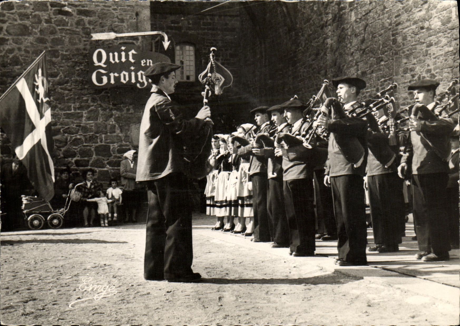 Quic-en-Groig — groupe folklorique devant le château — Émge