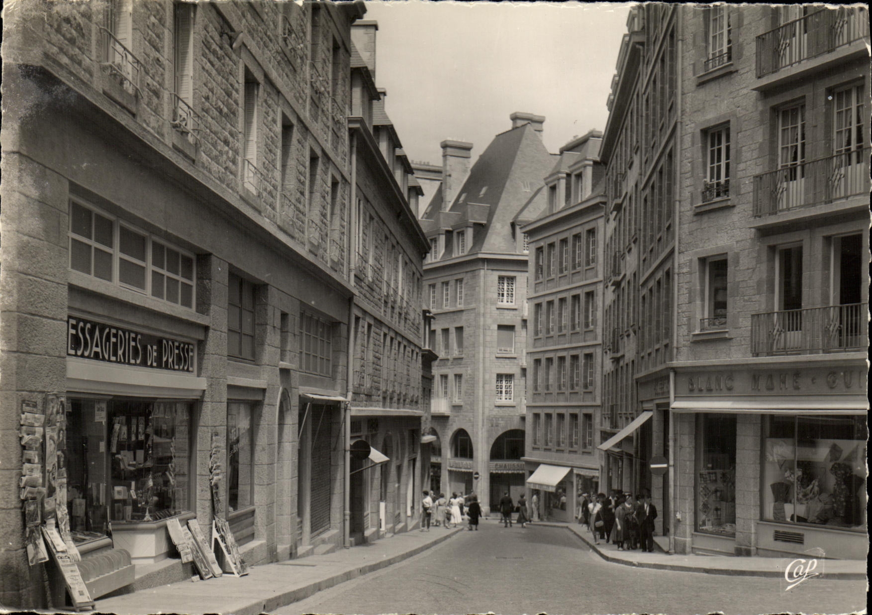 St-Malo - Hauptstraße — Ansicht der Straße mit Geschäften — Réal-Photo, Paris