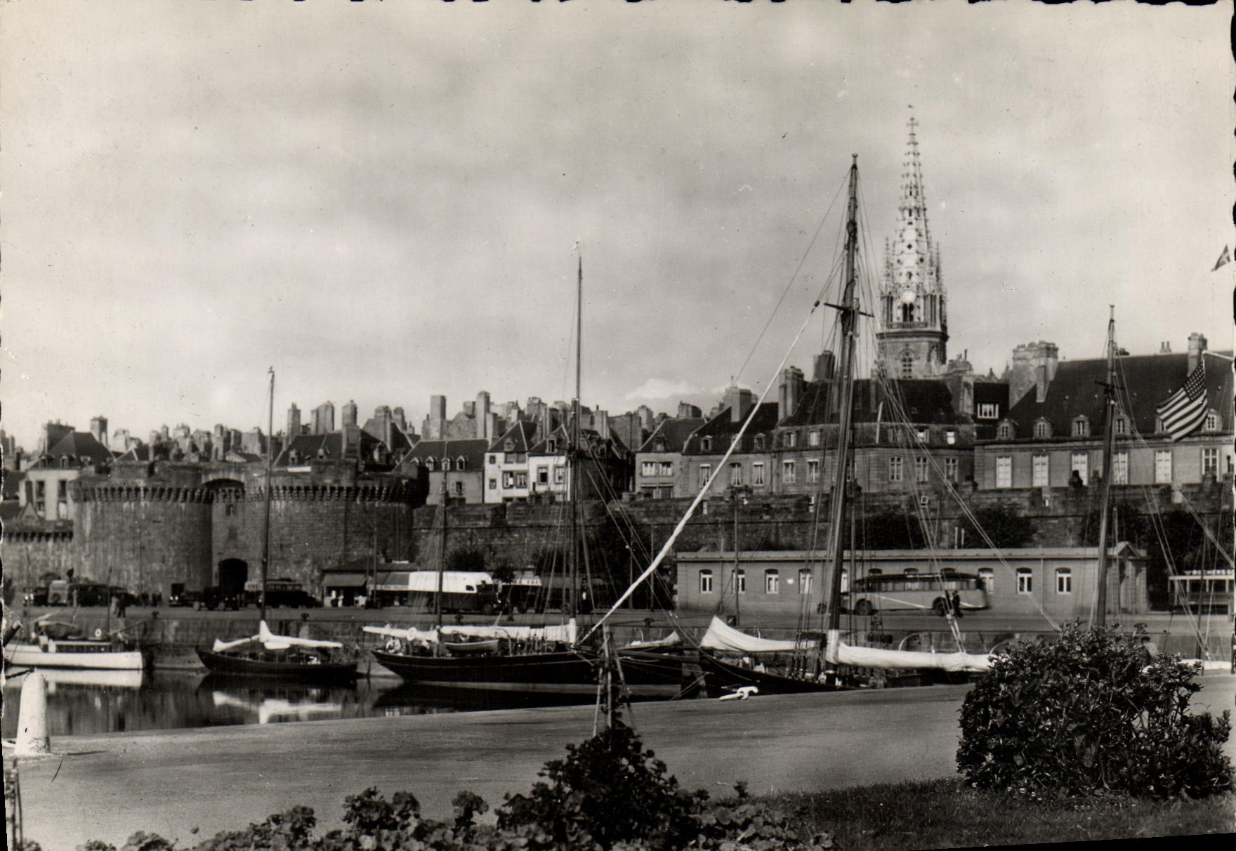 Saint-Malo (Il-et-V.) — La Grand'Porte et les Bassins — Édition La Giphène, n°624