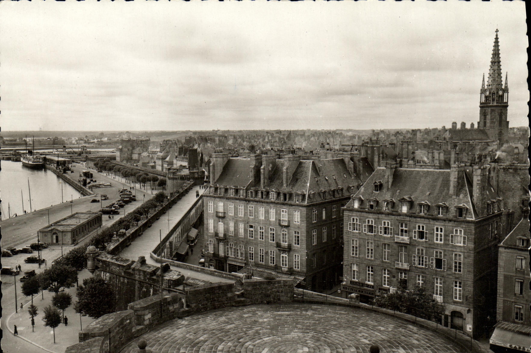 Saint-Malo (Il.-st-V.) — La promenade des Remparts — Édition La Cigogne, Rennes