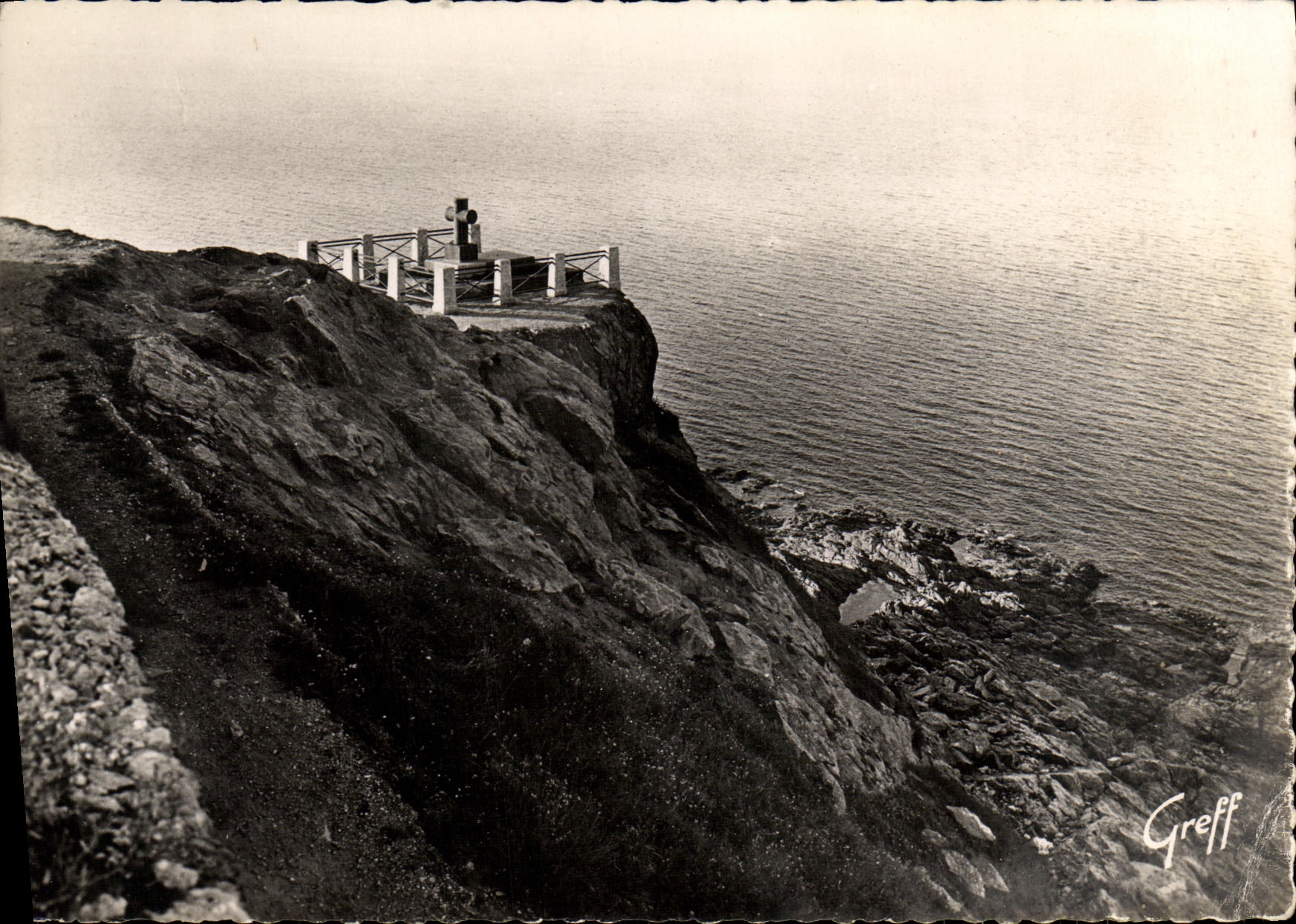 Saint-Malo (Ille-et-Vilaine) — Sur la falaise du Grand Bey, le tombeau de Chateaubriand, face à la mer — Greff