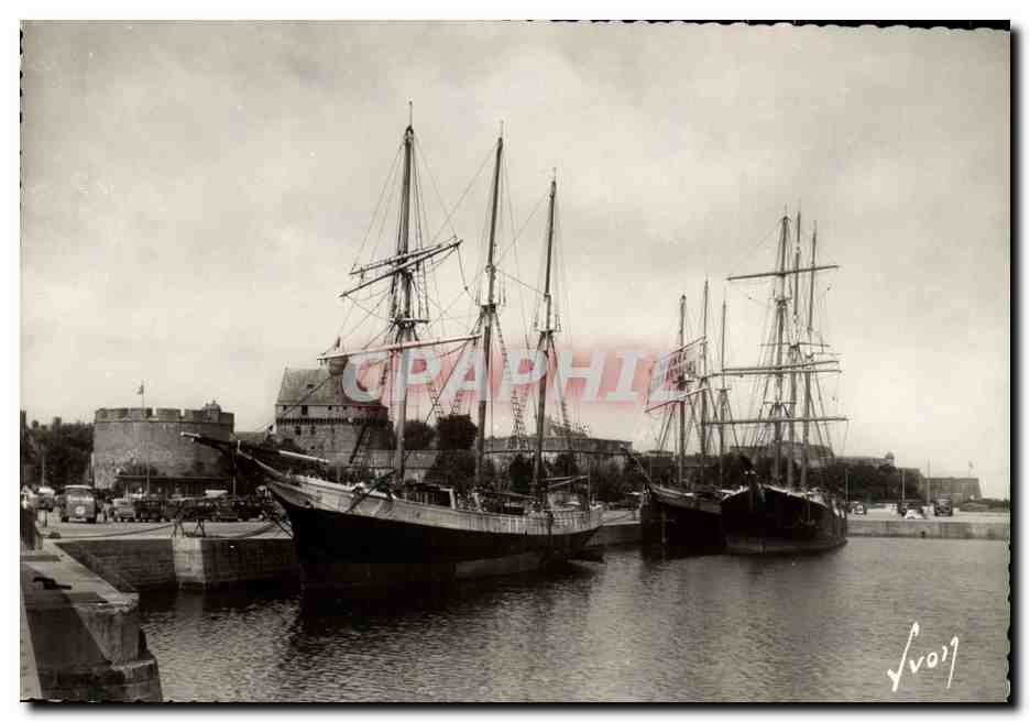 CPM Saint Malo Les Terres Neuvas et le Chateau Bateaux