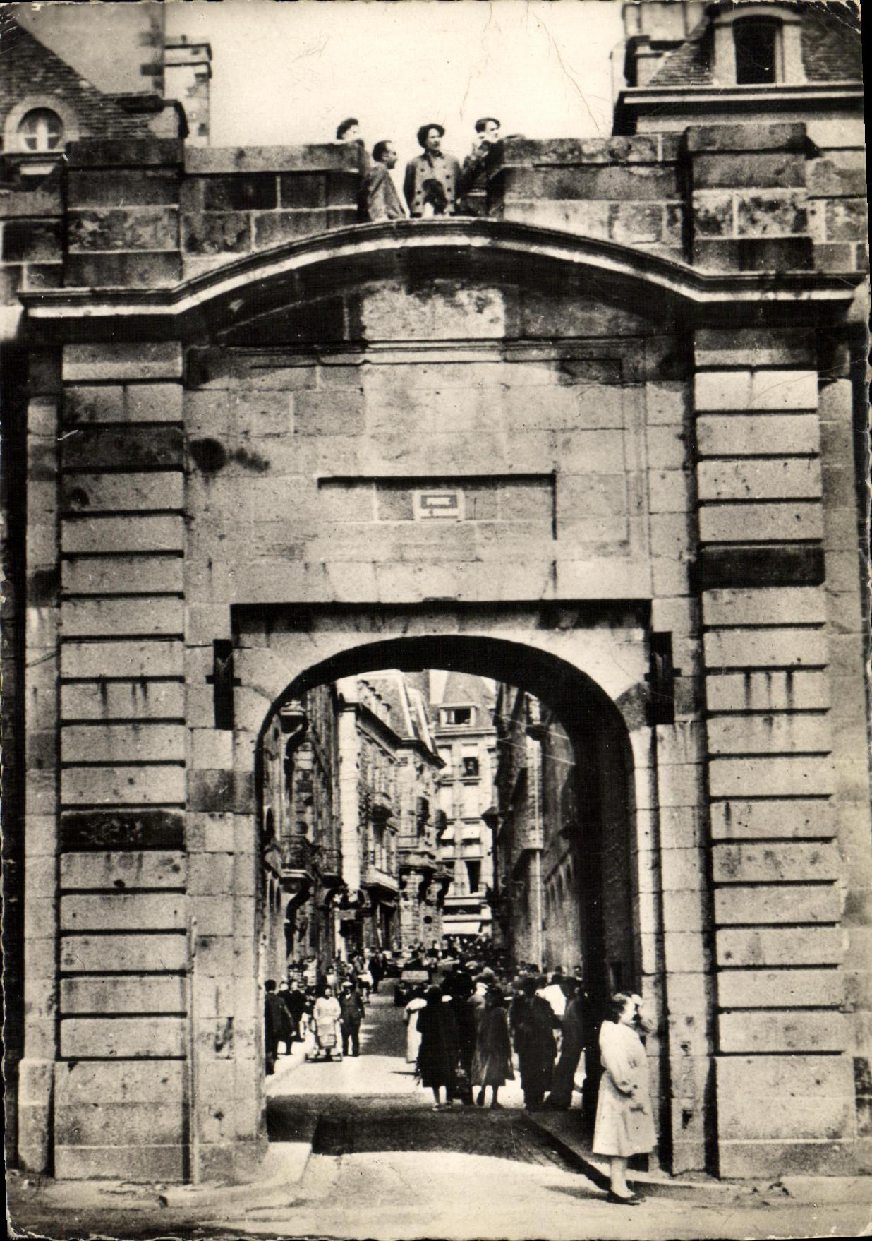Saint-Malo — Porte et Rue de Dinan — Éditions du Globe, Paris