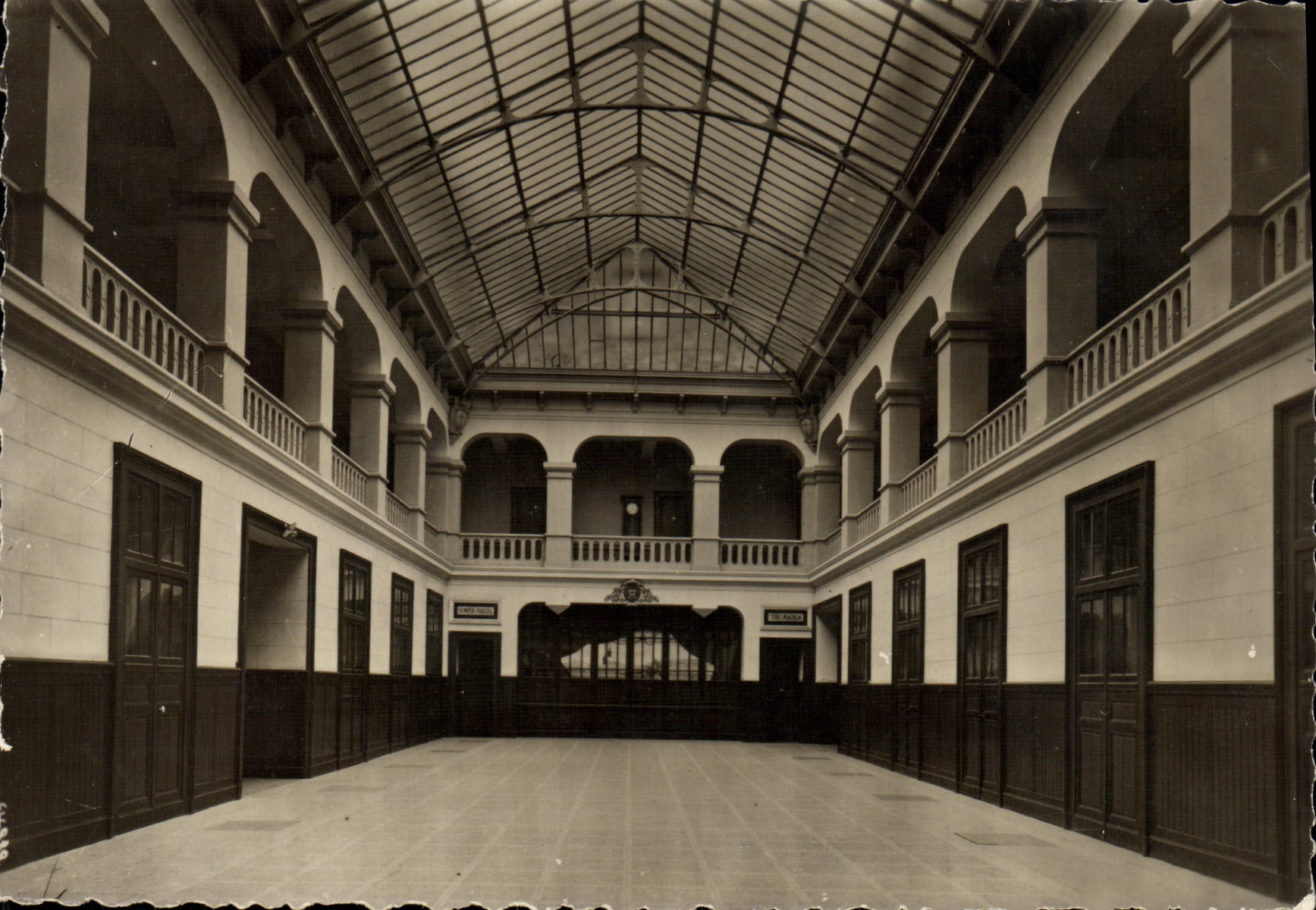 Institution de St-Malo (I.-et-V.) — Le Hall — Édition J. DAVID et F. ALLIOLS