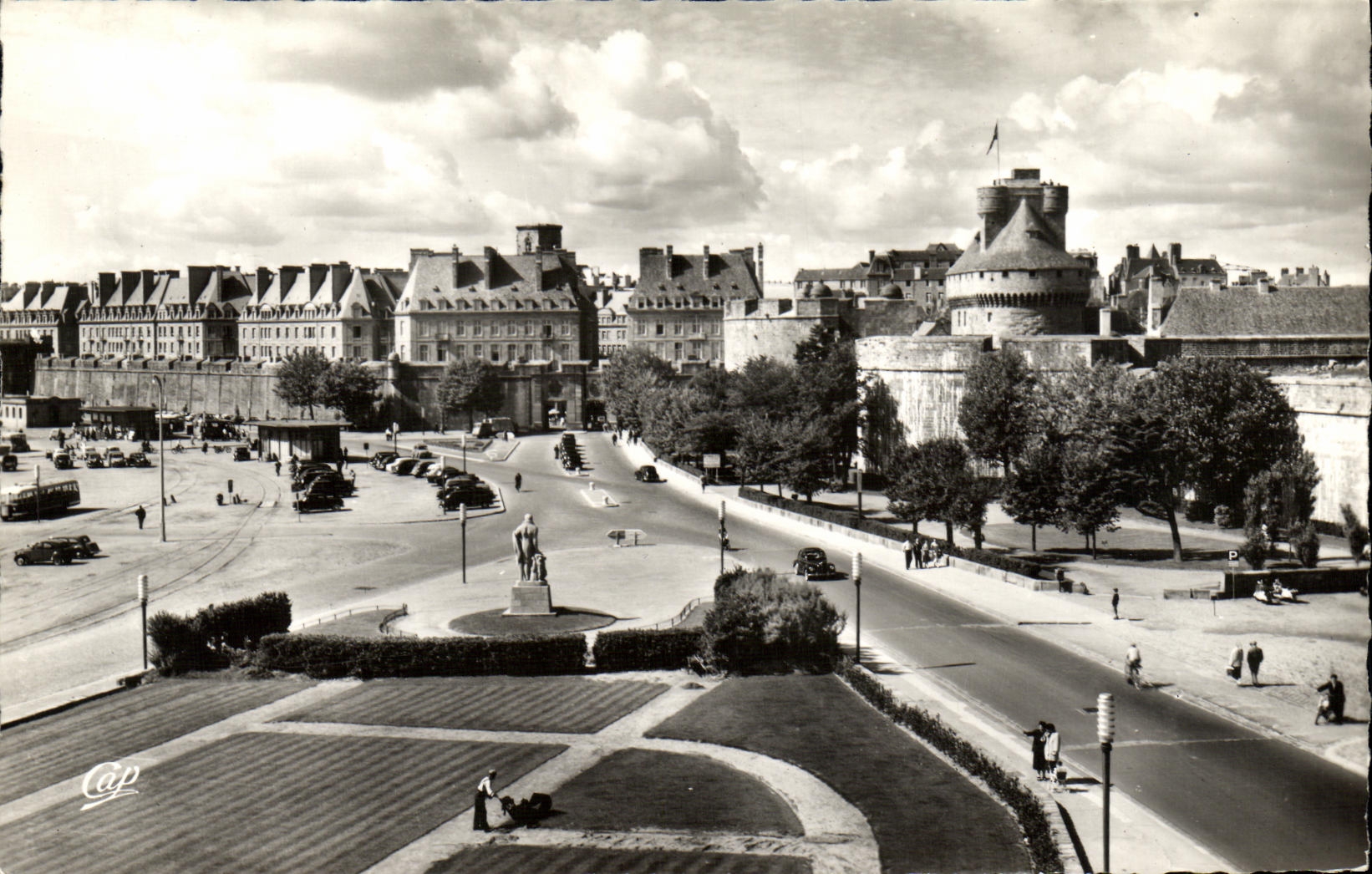 Saint-Malo - Cité Corsaire — Le Château et les nouvelles constructions — C.A.P. Paris