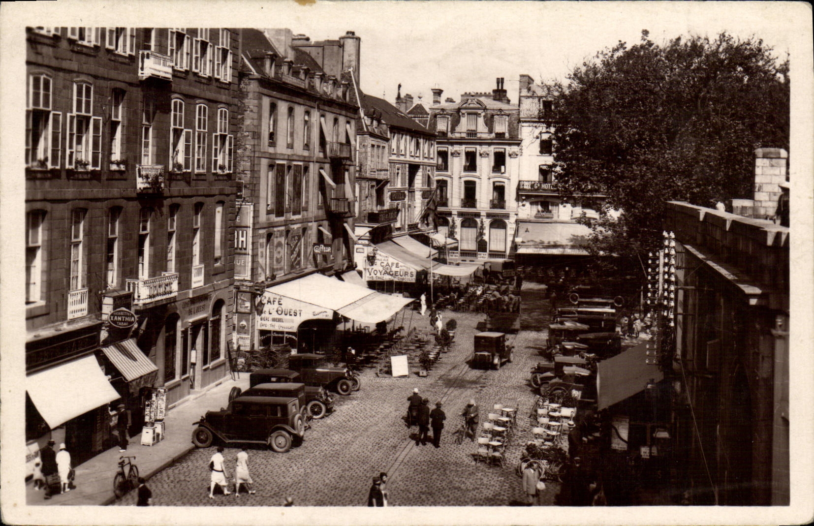 CPM St Malo Place Chateaubriand Cafe de l Ouest