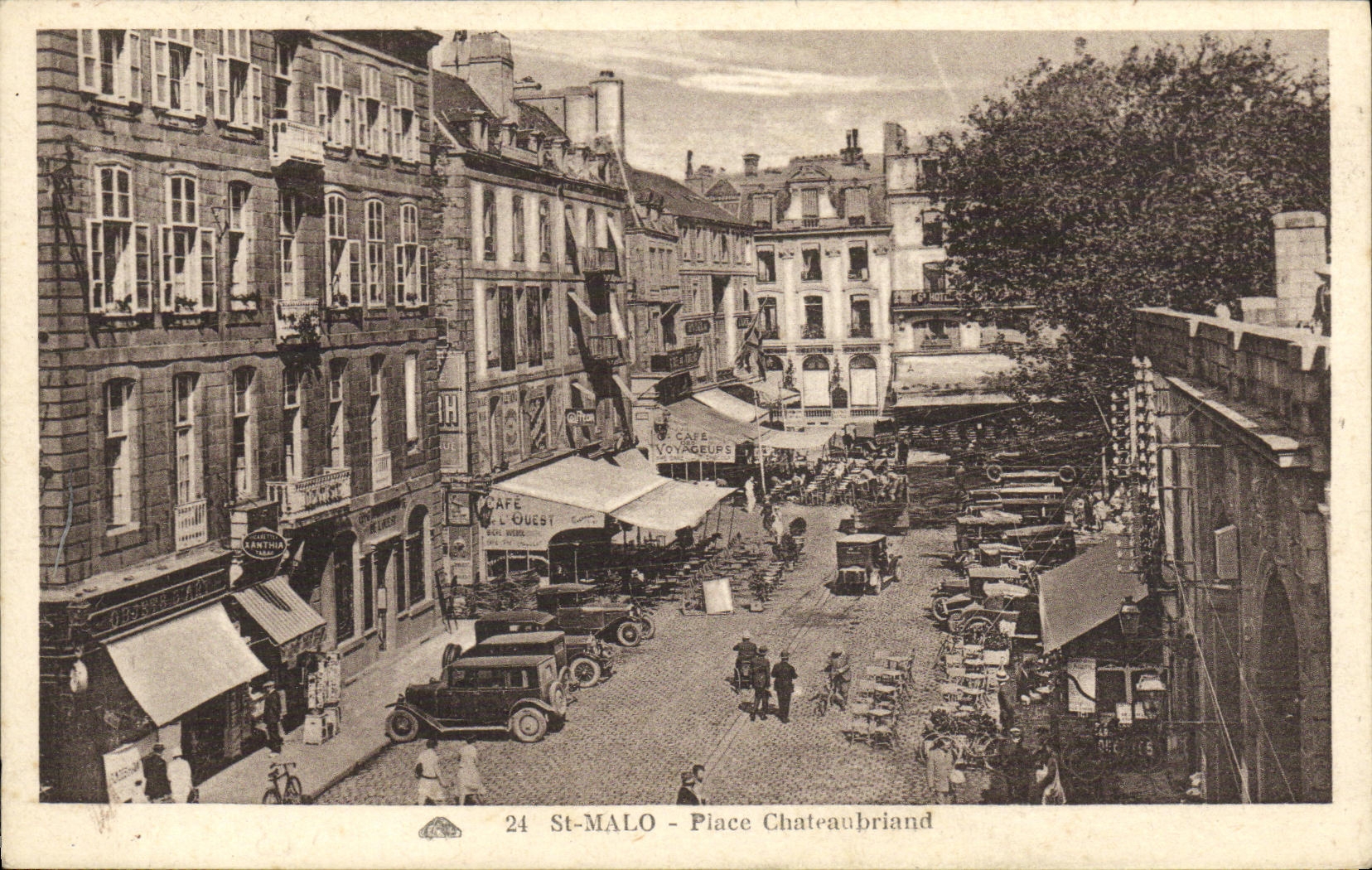 St-Malo - Place Chateaubriand — vue de la place avec café et véhicules — éditeur CPAPHIL, n° 24