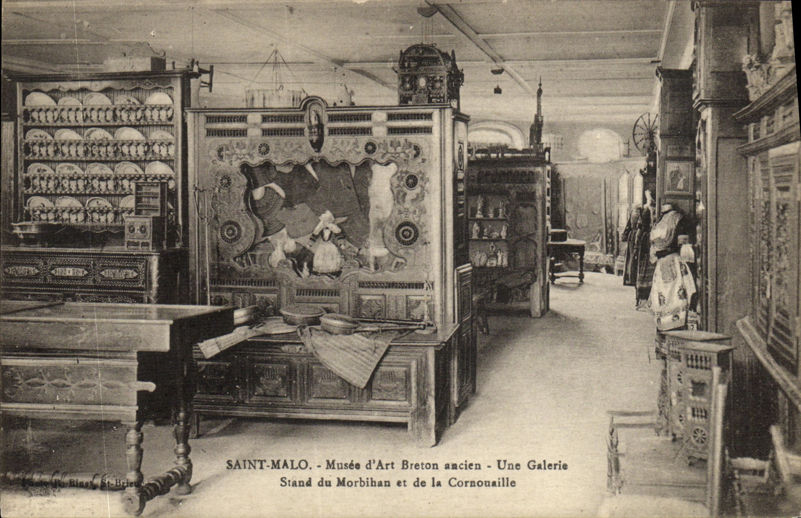 Saint-Malo - Musée d'Art Breton ancien - Une Galerie. Stands du Morbihan et de la Cornouaille