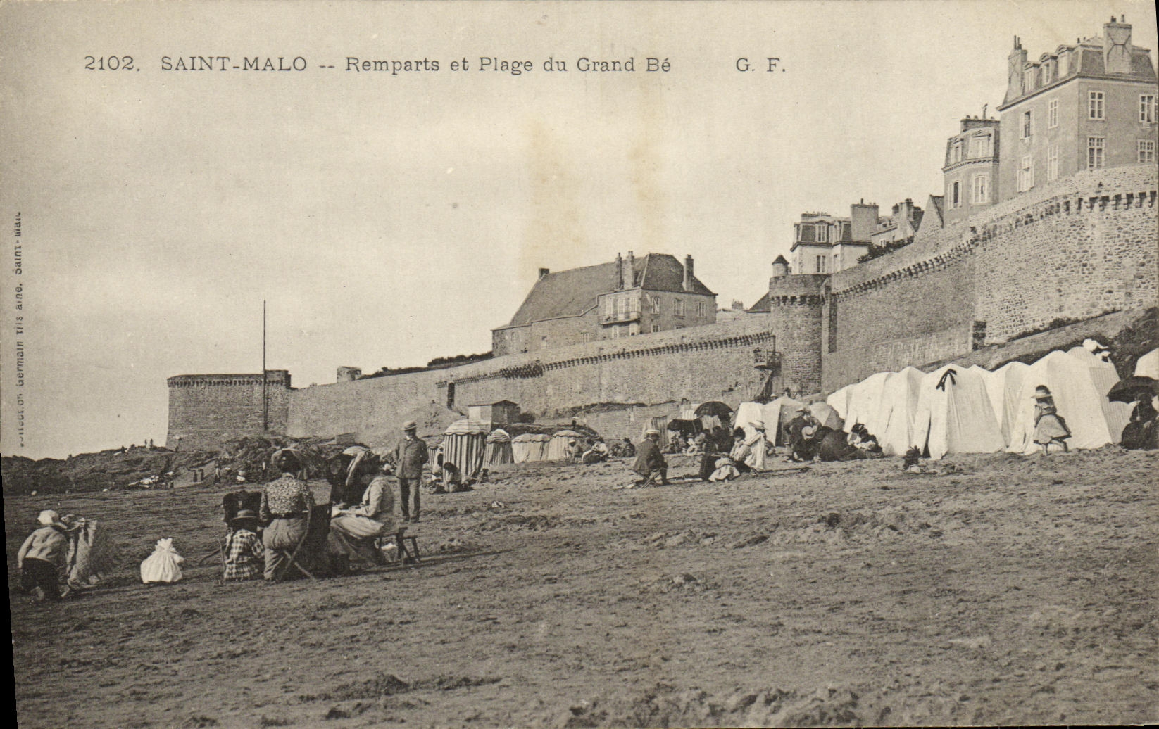 CPA Saint Malo Remparts et plage du Grand Be