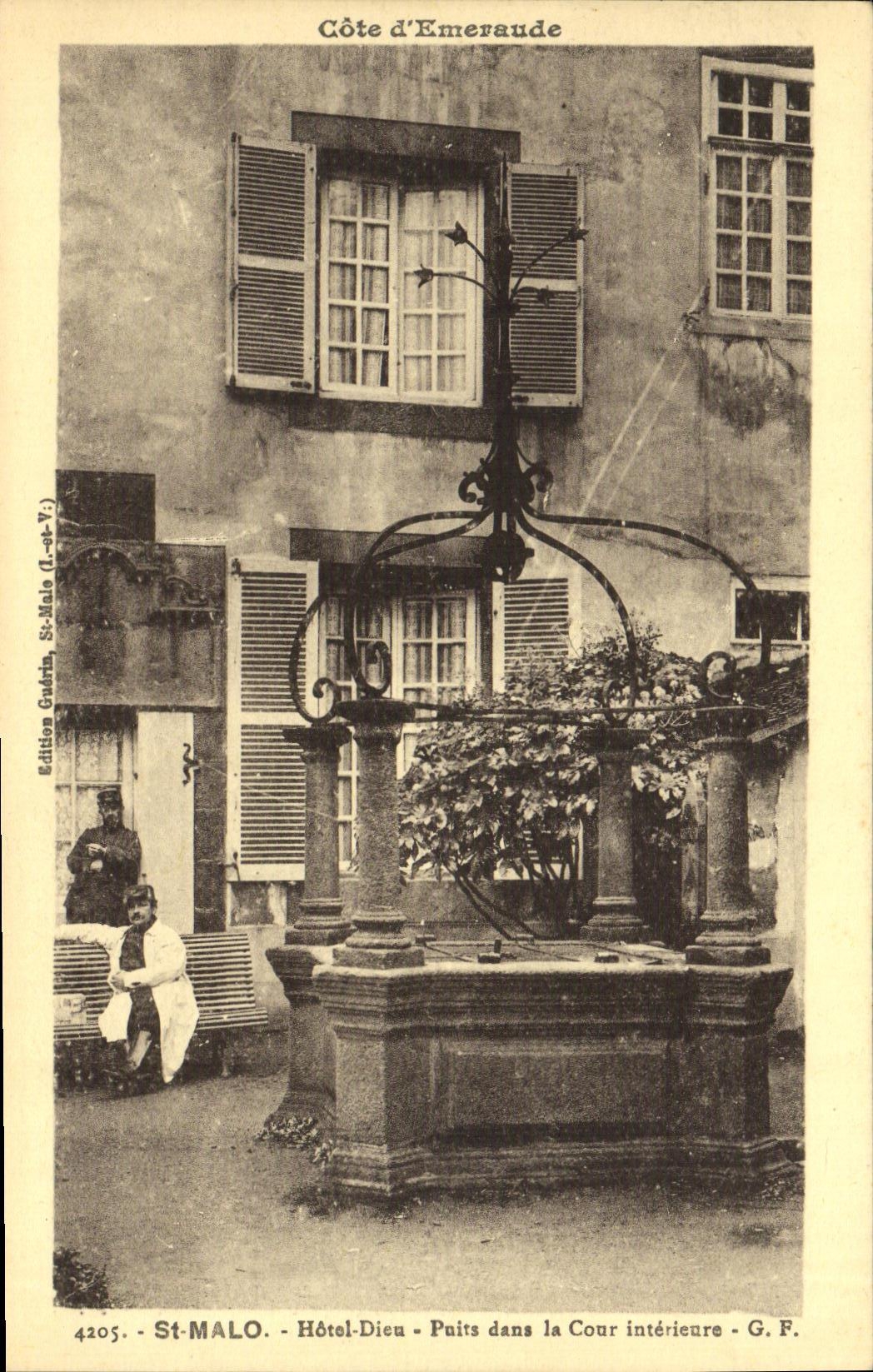 CPA St Malo Hotel Dieu Puits Dans la Cour Interieure