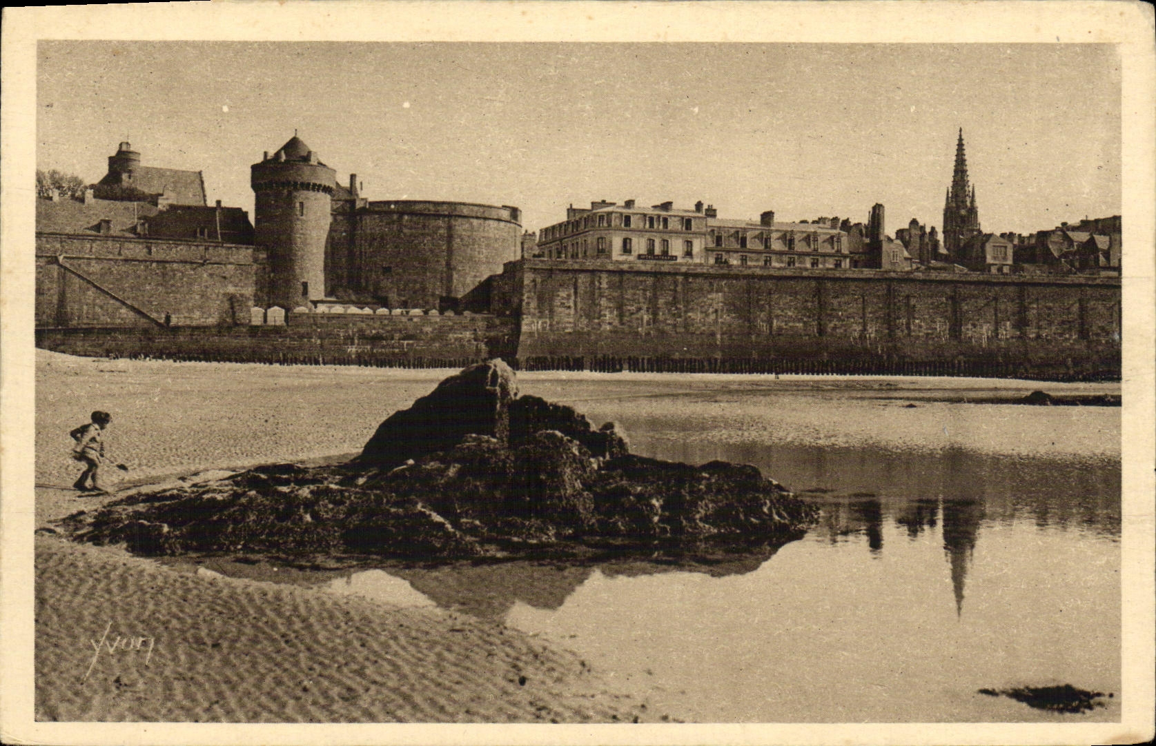 Saint-Malo — Le Château et les Remparts vus de la Plage — Éditions d'Art VVCH, Paris