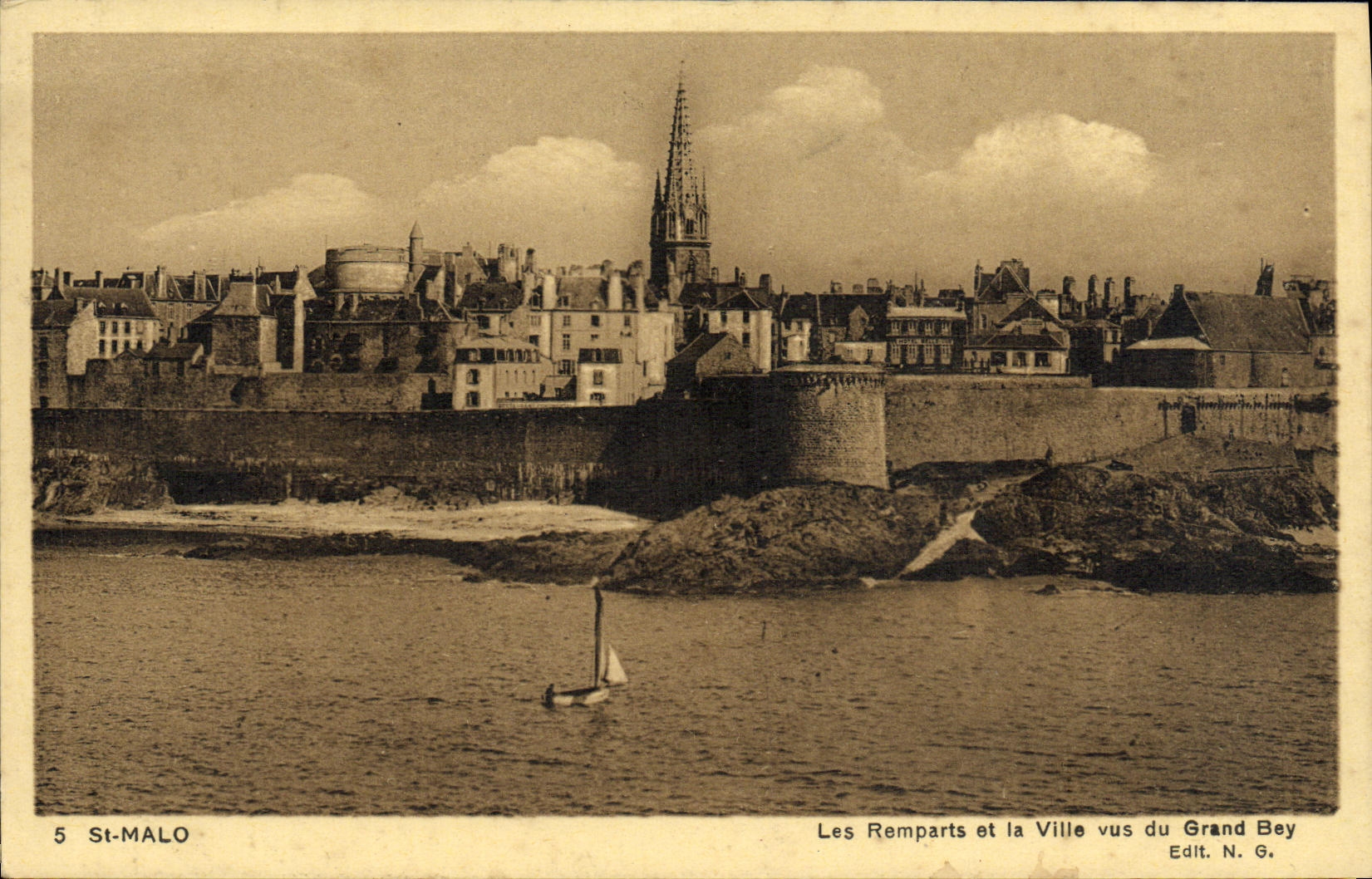 St-Malo — Les Remparts et la Ville vus du Grand Bey — Edit. N.G.