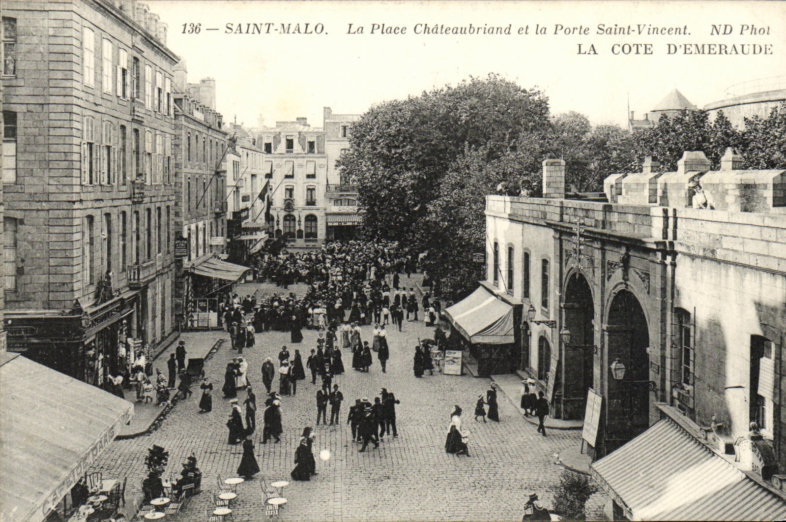 Saint-Malo — La Place Châteaubriand et la Porte Saint-Vincent — ND Phot LA COTE D'EMERAUDE, n°136