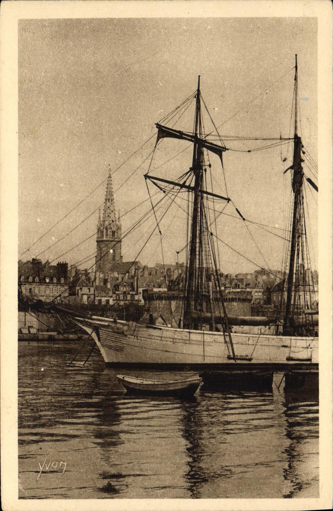 Saint-Malo (Ille-et-Vilaine) — Port avec bateau à voile et église — Yvorn