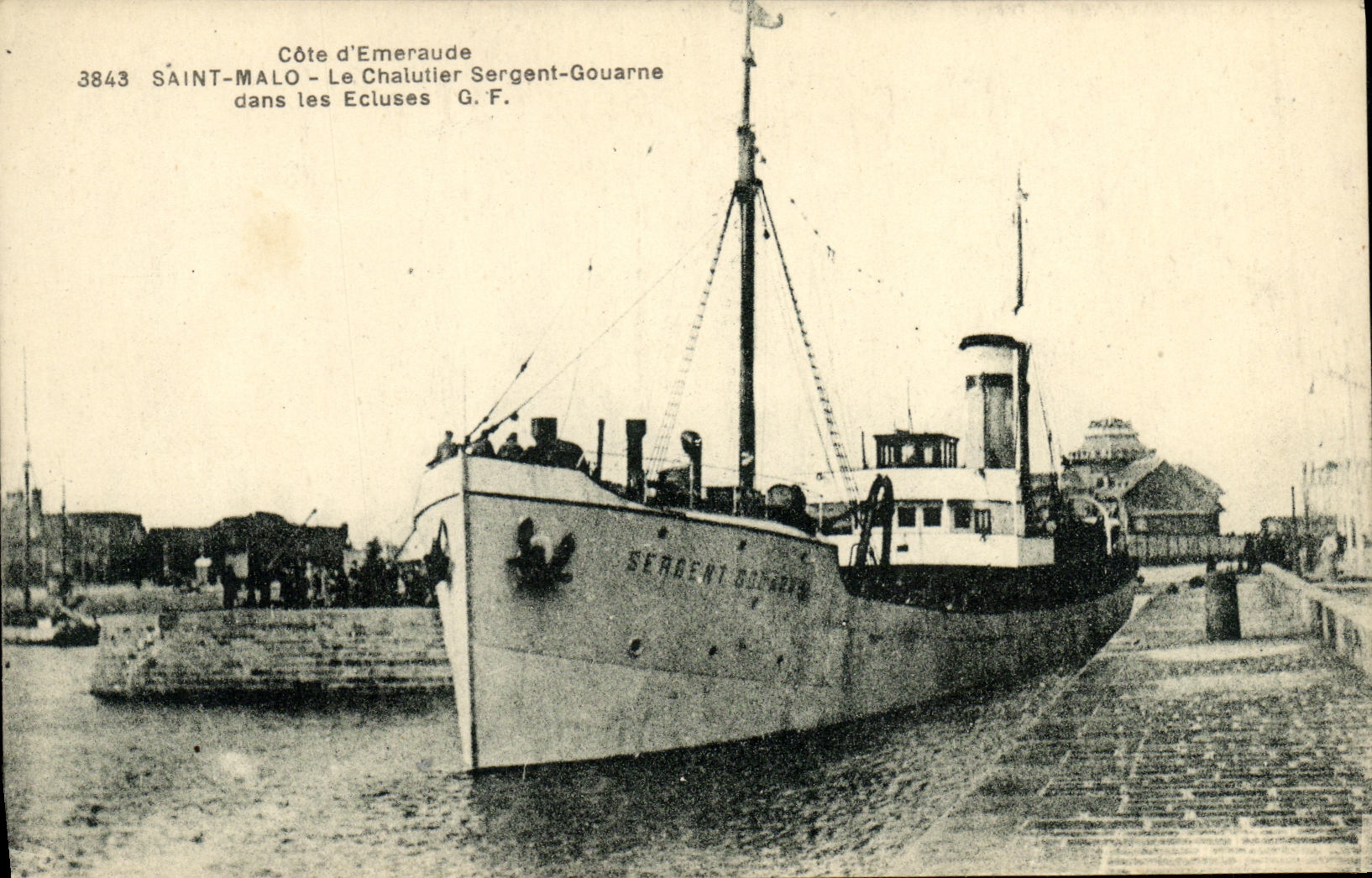 Saint-Malo — El pesquero Sergent-Gouranne en las compuertas — G.F. n°3843