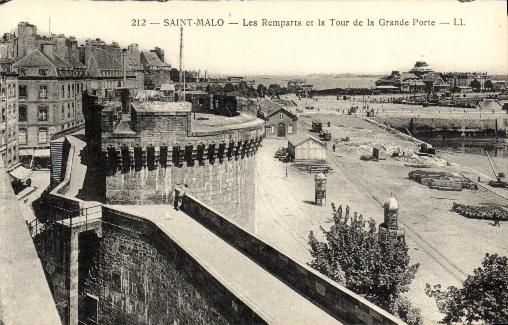 Saint-Malo — Les Remparts et la Tour de la Grande Porte — LL
