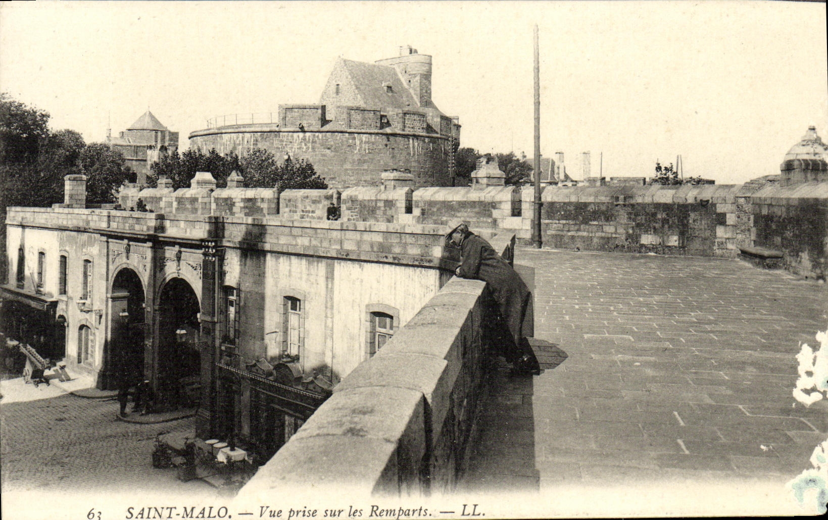 CPA Saint Malo Vue Prise Sur les Remparts