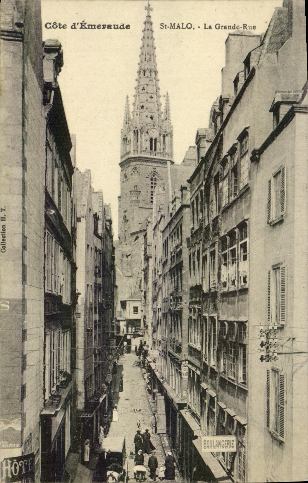 St-Malo - La Grande-Rue — vue de la Côte d'Émeraude avec la flèche de l'église — Collection H. T.