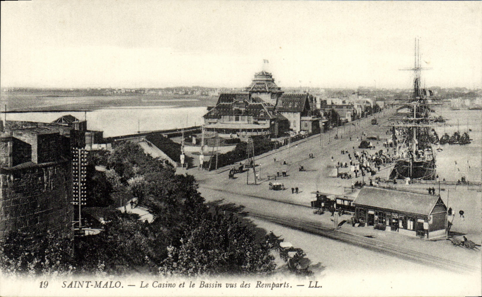 Saint-Malo — Le Casino et le Bassin vus des Remparts — LL. — N°19