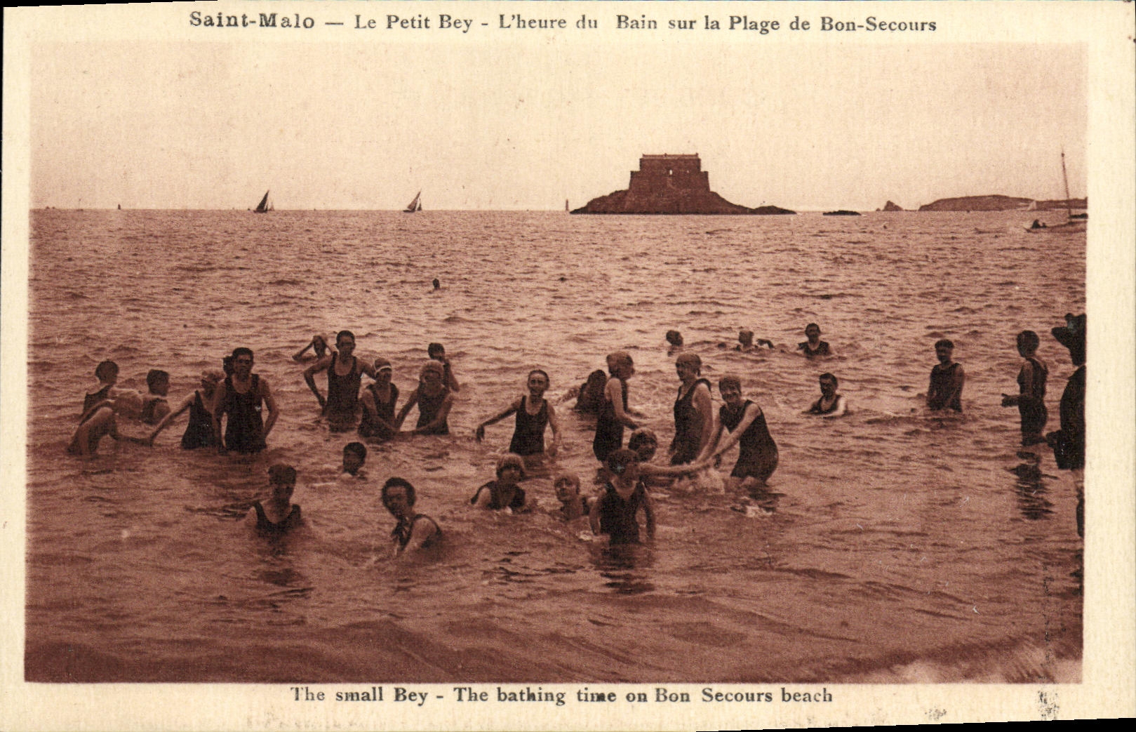 Saint-Malo — Le Petit Bey — L'heure du Bain sur la Plage de Bon-Secours