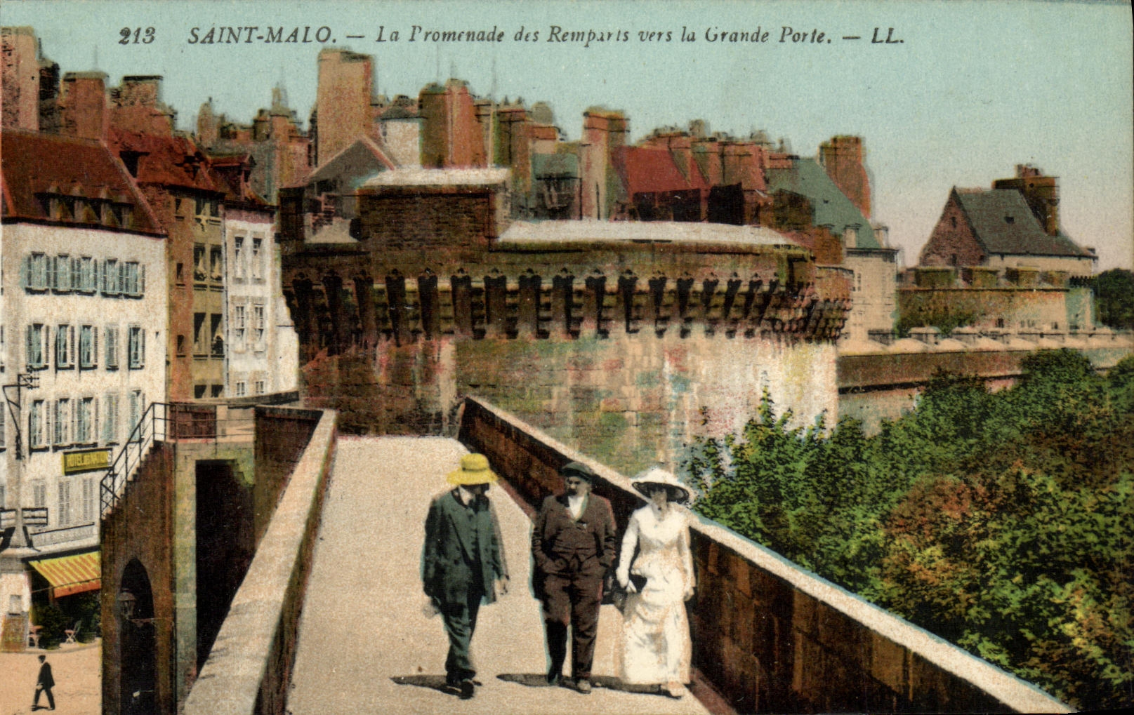 Saint-Malo — La Promenade des Remparts vers la Grande Porte — LL. — N° 213