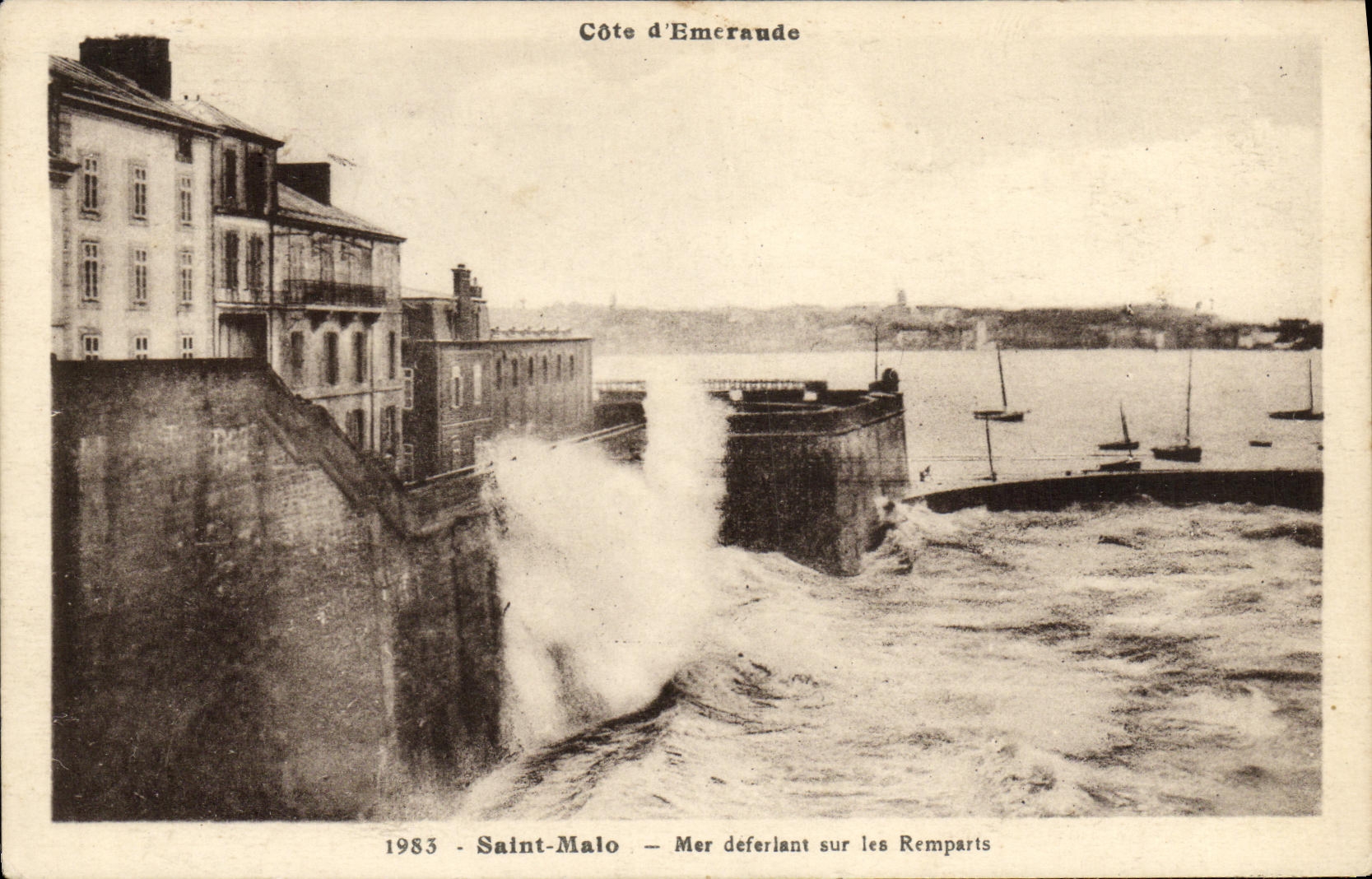 Saint-Malo — Mer déferlant sur les Remparts — Côte d’Émeraude