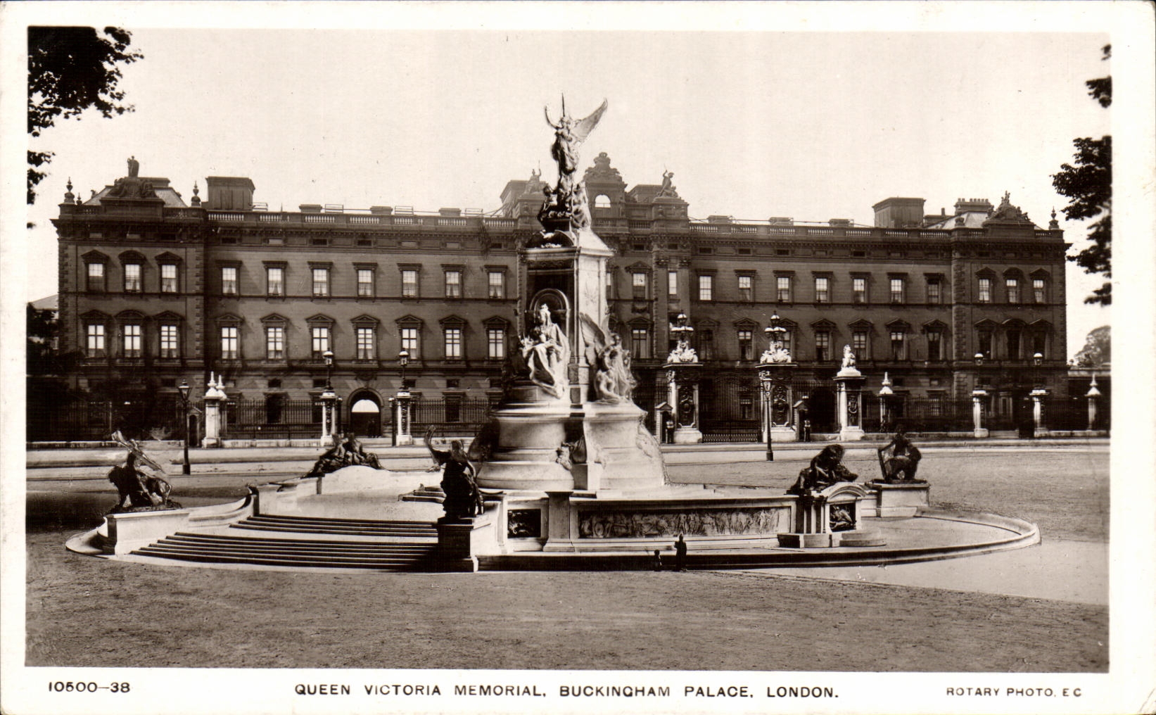 CPA Queen Victoria Memorial Buckingham Palace London