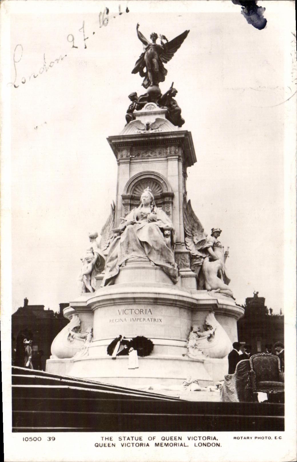 CPA The Statue of Queen Victoria Queen Victoria Memorial London 