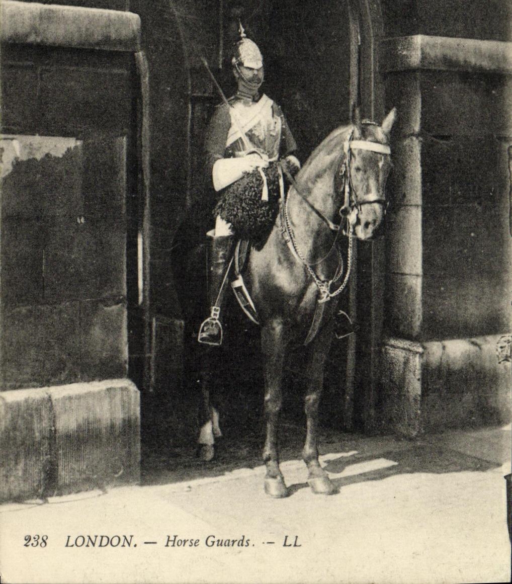 CPA London Houses Guards Cheval Militaria