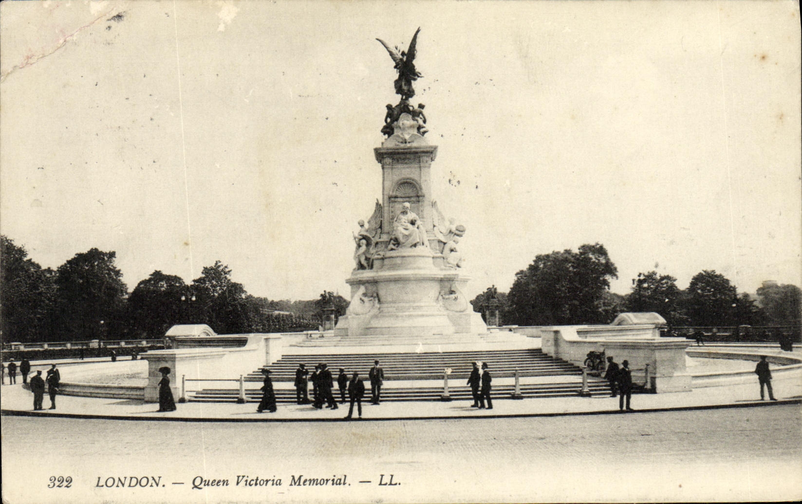 CPA London Queen Victoria Memorial