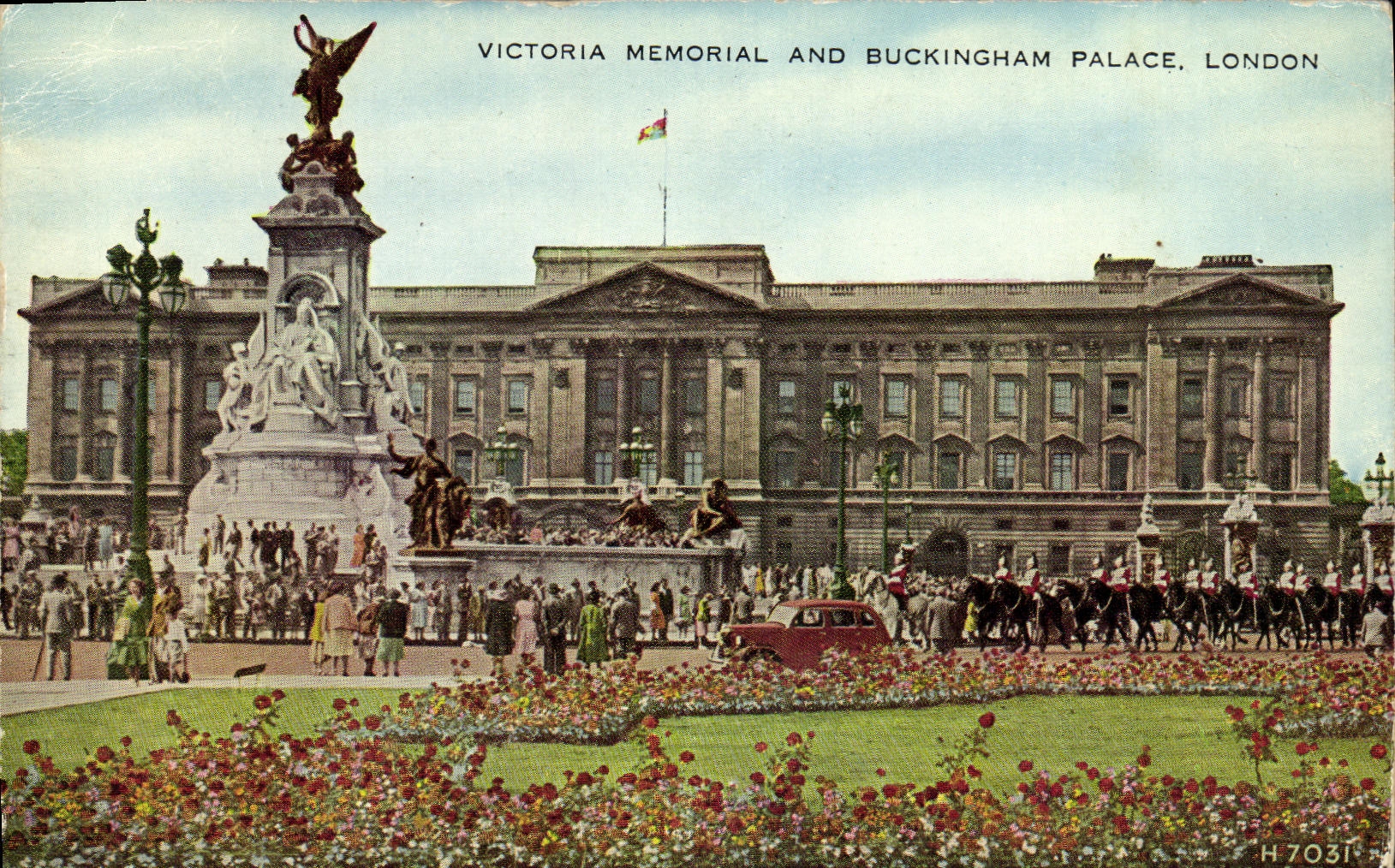 CPA London Victoria Memorial And Buckingham Palace