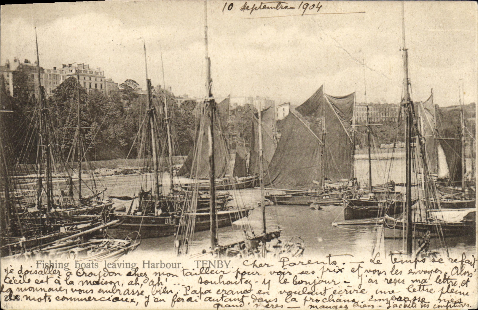 CPA Fishing boats leaving Harbour Tenby Bateaux