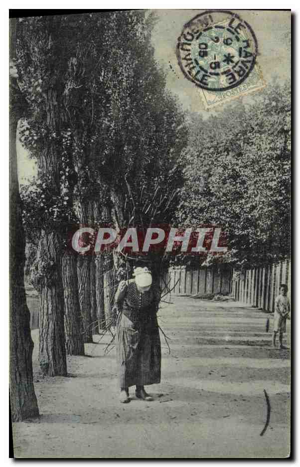 CPA Vieille femme sous un fagot Folklore Costume Le Havre 