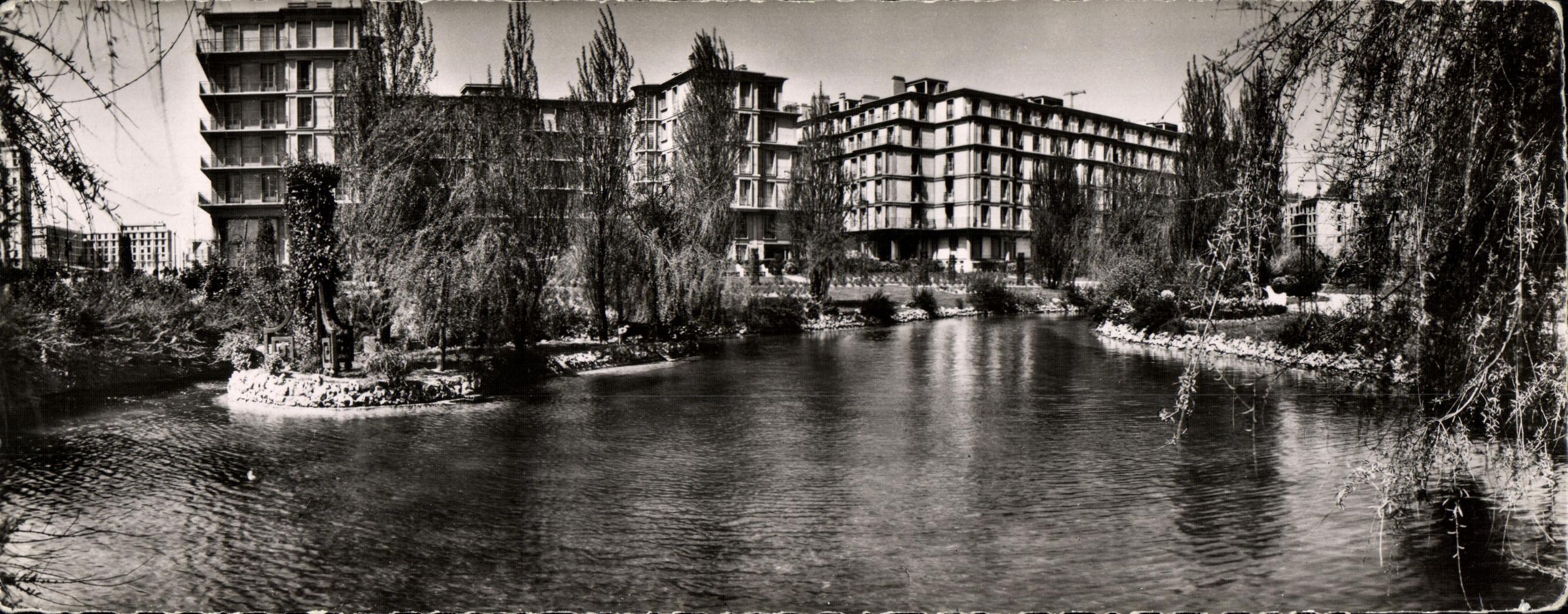 CPM La Havre Les nouveaux immeubles et le square St Roch