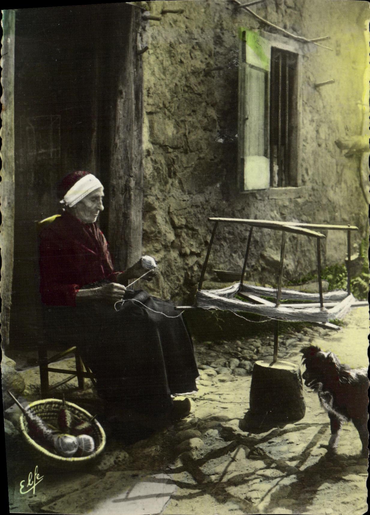 CPSM Pyrenees Femme devant sa maison chien fileuse Folklore 