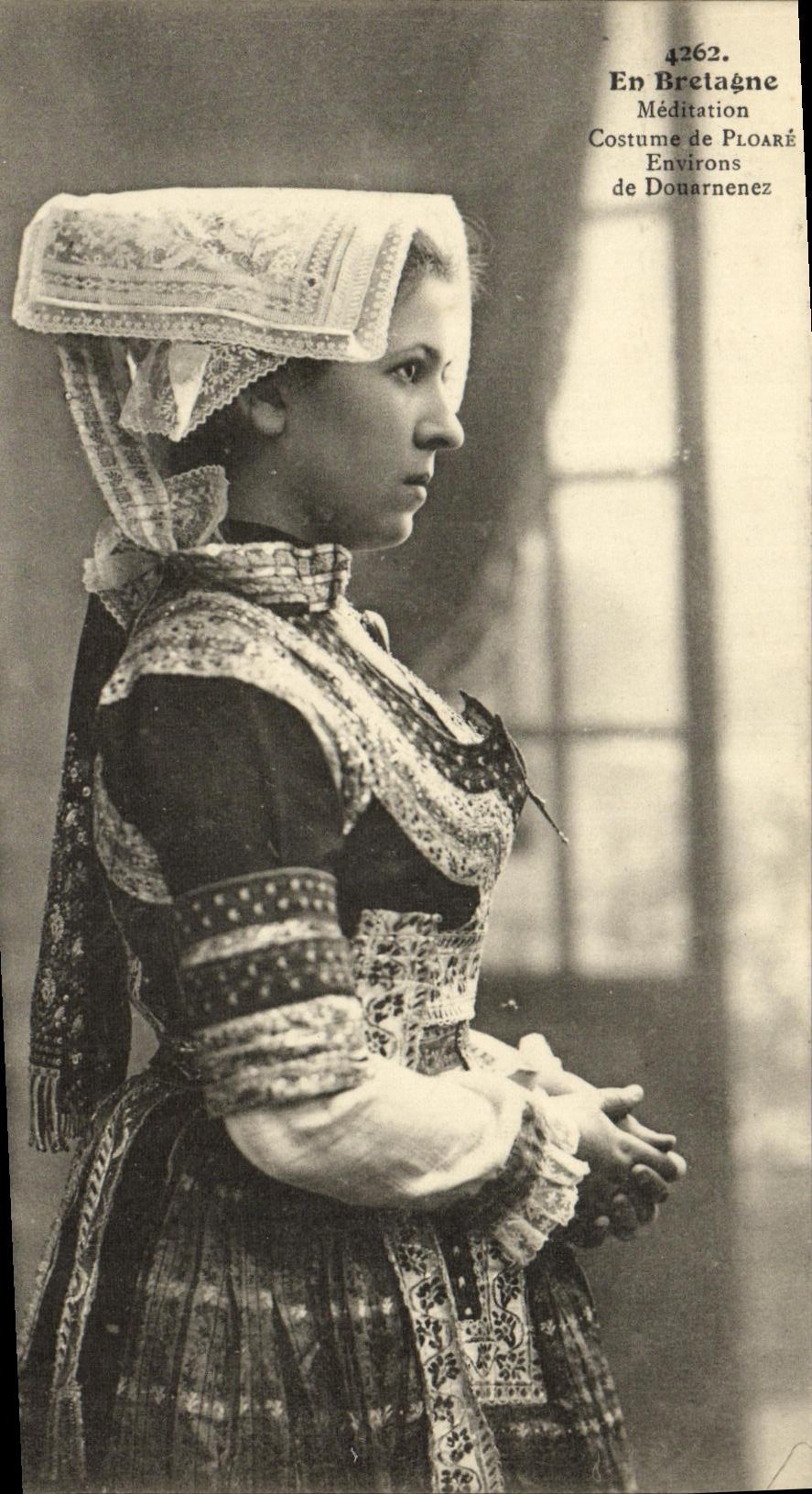 CPA Bretagne Meditation Costume de ploare Environs de Douarnenez